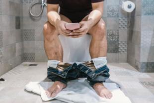 Aproko Doctor, Toilet